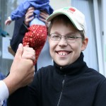 Maximilian gewinnt das Armdrücken